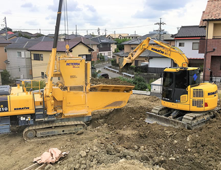 駐車場と白い建物が立っている