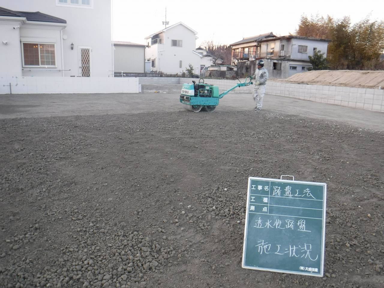 ヘルメットと作業着を着た男性